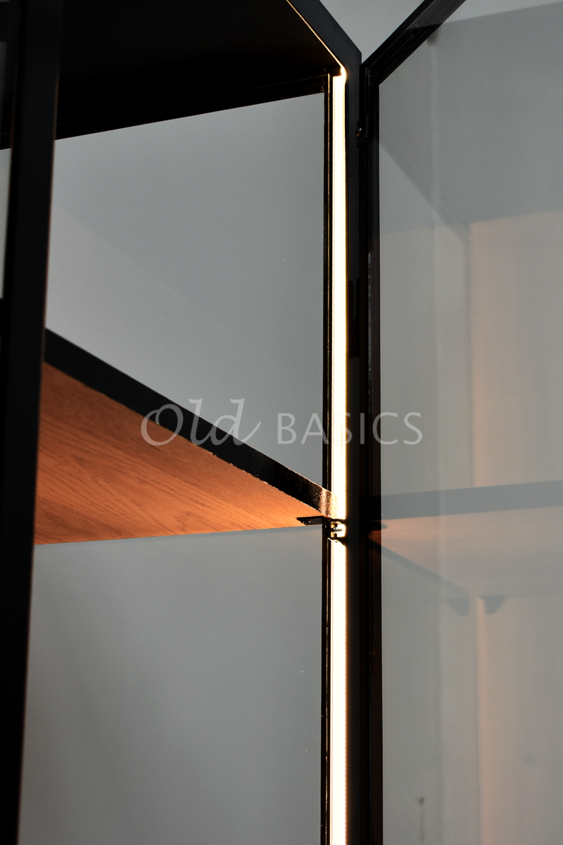 Detail van Apothekerskast Fio  Oak LED, 5 deuren, RAL9005, zwart, materiaal staal